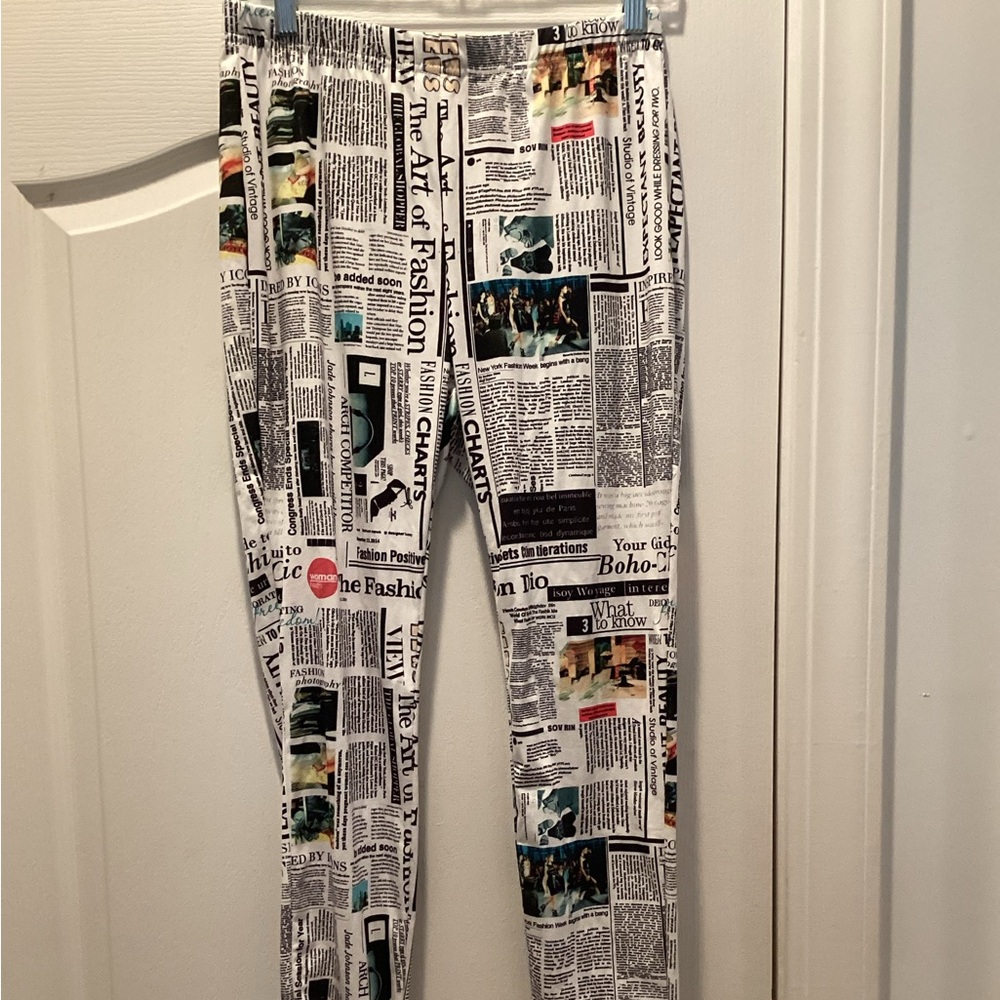 Newspaper Print Leggings - White Black Multi